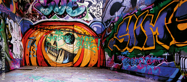 Graffiti - das Bild zeigt eine Wand, die von einem Gebäude oder einer Unterführung stammen könnte, die Wände sind auf jeden Fall total farbig bemalt. In diesem Beitrag geht es um das Thema "Kunst ja - Schmierereien nein! Ein Thema das viele Kommunen beschäftigt.