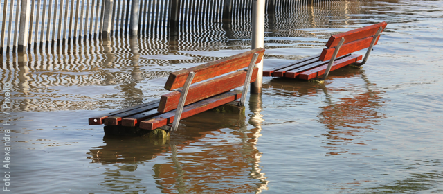 Hochwasser-Alarm - das Bild zeigt eine Parkbank die im Wasser steht.