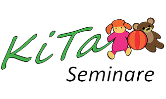 Kita Hygiene Seminare - Logo. Das Logo trägt den Schriftzug Kita in grüner Farbe und man sieht noch eine Puppe, sowie einen Teddybär und einen Spielball, es ist das Logo für Seminare für Kindertagestätten und Kitas, sowie Waldkindergarten und Kindergarten.