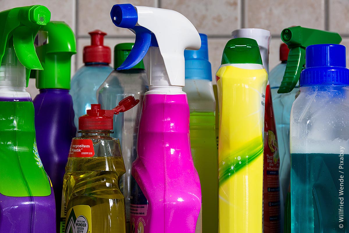 Reinigungsmittel und Sprühflaschen