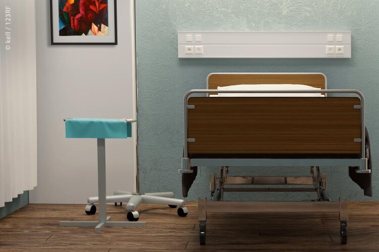 Heller Erste-Hilfe-Raum mit Krankenbett