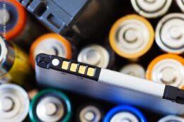 Gruppe von alten gebrauchten Batterien für das Recycling in unterschiedlicher Größe